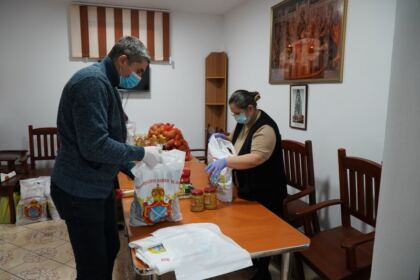 Copiii nevoiaşi primesc hrană zilnic şi alte ajutoare la Centrul social „Sfântul Vasile cel Mare“ din Brăila – fotografia 20