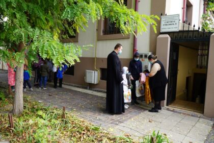 Copiii nevoiaşi primesc hrană zilnic şi alte ajutoare la Centrul social „Sfântul Vasile cel Mare“ din Brăila – fotografia 24
