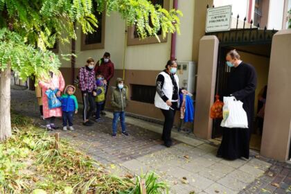Copiii nevoiaşi primesc hrană zilnic şi alte ajutoare la Centrul social „Sfântul Vasile cel Mare“ din Brăila – fotografia 25