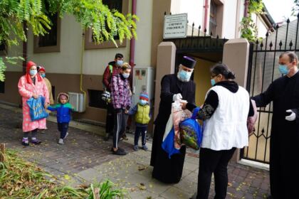 Copiii nevoiaşi primesc hrană zilnic şi alte ajutoare la Centrul social „Sfântul Vasile cel Mare“ din Brăila – fotografia 26