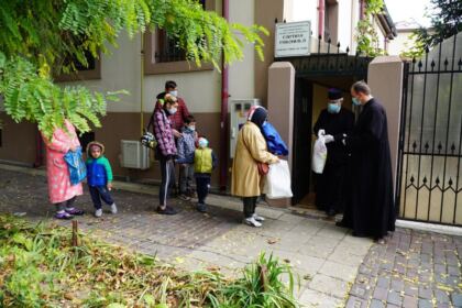 Copiii nevoiaşi primesc hrană zilnic şi alte ajutoare la Centrul social „Sfântul Vasile cel Mare“ din Brăila – fotografia 27