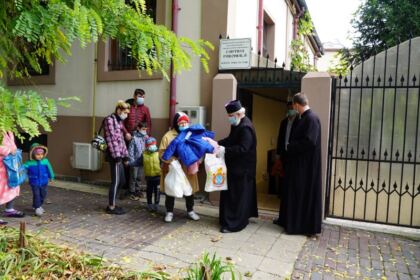 Copiii nevoiaşi primesc hrană zilnic şi alte ajutoare la Centrul social „Sfântul Vasile cel Mare“ din Brăila – fotografia 28
