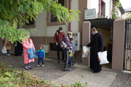 Copiii nevoiaşi primesc hrană zilnic şi alte ajutoare la Centrul social „Sfântul Vasile cel Mare“ din Brăila – fotografia 29