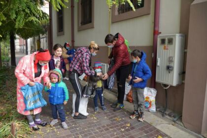 Copiii nevoiaşi primesc hrană zilnic şi alte ajutoare la Centrul social „Sfântul Vasile cel Mare“ din Brăila – fotografia 31