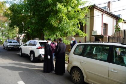 Copiii nevoiaşi primesc hrană zilnic şi alte ajutoare la Centrul social „Sfântul Vasile cel Mare“ din Brăila – fotografia 32
