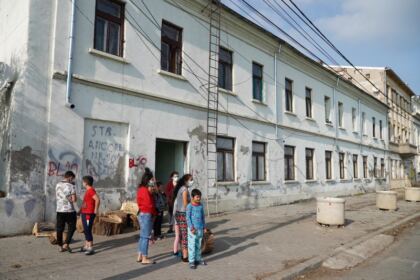 Copiii nevoiaşi primesc hrană zilnic şi alte ajutoare la Centrul social „Sfântul Vasile cel Mare“ din Brăila – fotografia 33