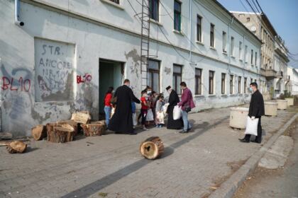 Copiii nevoiaşi primesc hrană zilnic şi alte ajutoare la Centrul social „Sfântul Vasile cel Mare“ din Brăila – fotografia 34