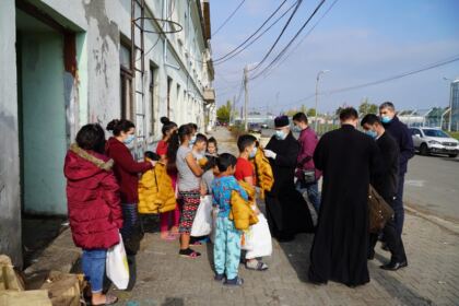 Copiii nevoiaşi primesc hrană zilnic şi alte ajutoare la Centrul social „Sfântul Vasile cel Mare“ din Brăila – fotografia 35