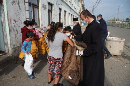 Copiii nevoiaşi primesc hrană zilnic şi alte ajutoare la Centrul social „Sfântul Vasile cel Mare“ din Brăila – fotografia 36