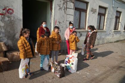 Copiii nevoiaşi primesc hrană zilnic şi alte ajutoare la Centrul social „Sfântul Vasile cel Mare“ din Brăila – fotografia 37