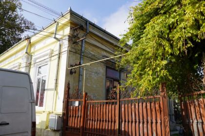 Copiii nevoiaşi primesc hrană zilnic şi alte ajutoare la Centrul social „Sfântul Vasile cel Mare“ din Brăila – fotografia 38