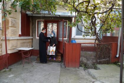 Copiii nevoiaşi primesc hrană zilnic şi alte ajutoare la Centrul social „Sfântul Vasile cel Mare“ din Brăila – fotografia 39