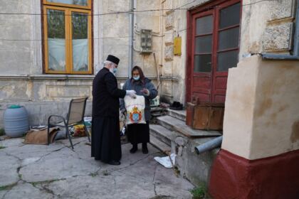 Copiii nevoiaşi primesc hrană zilnic şi alte ajutoare la Centrul social „Sfântul Vasile cel Mare“ din Brăila – fotografia 40