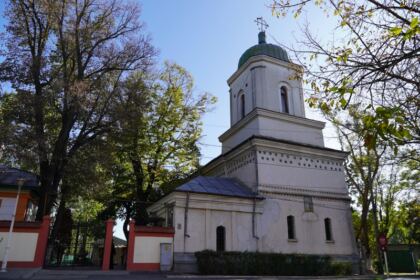 Mănăstirea „Sfinţii Arhangheli Mihail şi Gavriil“ – Metoc din Galaţi a oferit dispozitive electronice elevilor nevoiaşi – fotografia 1