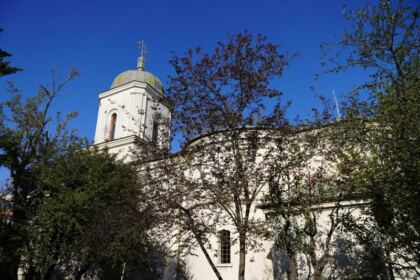 Mănăstirea „Sfinţii Arhangheli Mihail şi Gavriil“ – Metoc din Galaţi a oferit dispozitive electronice elevilor nevoiaşi – fotografia 4