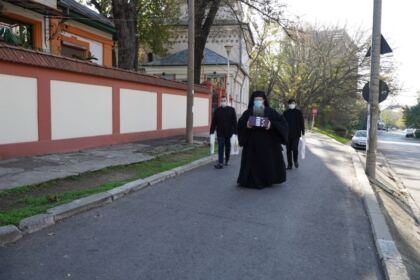 Mănăstirea „Sfinţii Arhangheli Mihail şi Gavriil“ – Metoc din Galaţi a oferit dispozitive electronice elevilor nevoiaşi – fotografia 5
