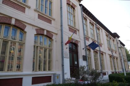 Mănăstirea „Sfinţii Arhangheli Mihail şi Gavriil“ – Metoc din Galaţi a oferit dispozitive electronice elevilor nevoiaşi – fotografia 6