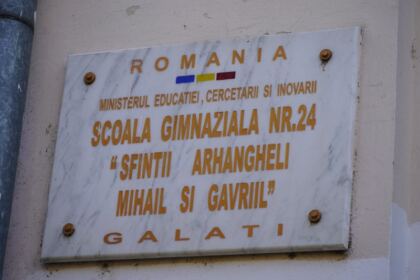 Mănăstirea „Sfinţii Arhangheli Mihail şi Gavriil“ – Metoc din Galaţi a oferit dispozitive electronice elevilor nevoiaşi – fotografia 7