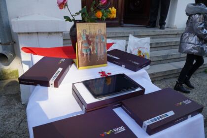 Mănăstirea „Sfinţii Arhangheli Mihail şi Gavriil“ – Metoc din Galaţi a oferit dispozitive electronice elevilor nevoiaşi – fotografia 10