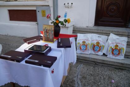 Mănăstirea „Sfinţii Arhangheli Mihail şi Gavriil“ – Metoc din Galaţi a oferit dispozitive electronice elevilor nevoiaşi – fotografia 11