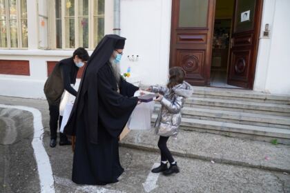 Mănăstirea „Sfinţii Arhangheli Mihail şi Gavriil“ – Metoc din Galaţi a oferit dispozitive electronice elevilor nevoiaşi – fotografia 12