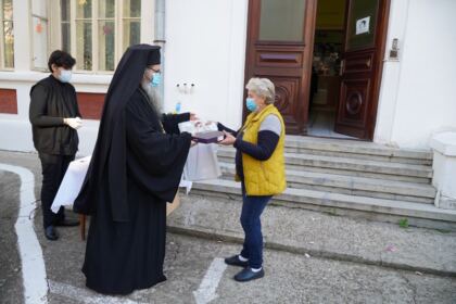 Mănăstirea „Sfinţii Arhangheli Mihail şi Gavriil“ – Metoc din Galaţi a oferit dispozitive electronice elevilor nevoiaşi – fotografia 13