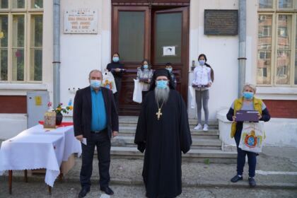 Mănăstirea „Sfinţii Arhangheli Mihail şi Gavriil“ – Metoc din Galaţi a oferit dispozitive electronice elevilor nevoiaşi – fotografia 14