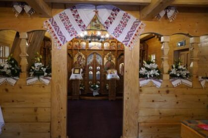 Persoanele nevoiaşe au primit daruri din partea parohiei „Sf. Arhangheli“ din Galaţi – fotografia 4
