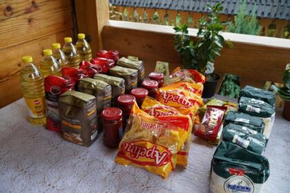 Persoanele nevoiaşe au primit daruri din partea parohiei „Sf. Arhangheli“ din Galaţi – fotografia 5