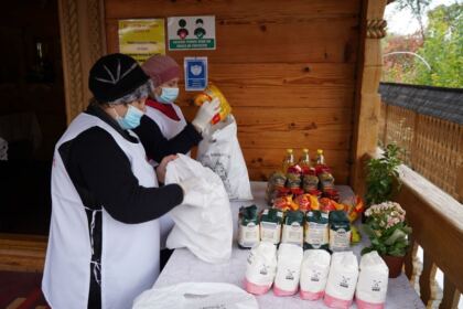 Persoanele nevoiaşe au primit daruri din partea parohiei „Sf. Arhangheli“ din Galaţi – fotografia 6