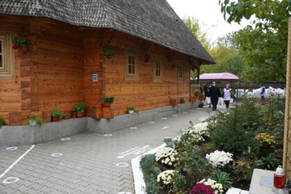 Persoanele nevoiaşe au primit daruri din partea parohiei „Sf. Arhangheli“ din Galaţi – fotografia 8