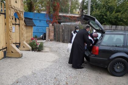 Persoanele nevoiaşe au primit daruri din partea parohiei „Sf. Arhangheli“ din Galaţi – fotografia 9