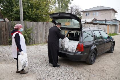 Persoanele nevoiaşe au primit daruri din partea parohiei „Sf. Arhangheli“ din Galaţi – fotografia 10