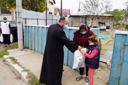 Persoanele nevoiaşe au primit daruri din partea parohiei „Sf. Arhangheli“ din Galaţi – fotografia 13