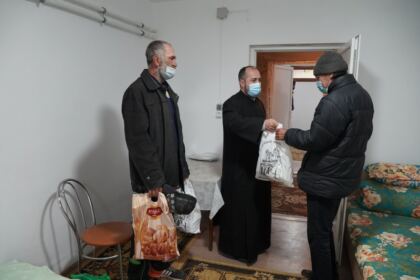 Persoanele nevoiaşe au primit daruri din partea parohiei „Sf. Arhangheli“ din Galaţi – fotografia 18