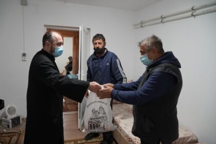 Persoanele nevoiaşe au primit daruri din partea parohiei „Sf. Arhangheli“ din Galaţi – fotografia 19