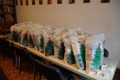 Daruri din partea parohiei „Sf. Filofteia” pentru familiile cu mulţi copii şi bătrânii nevoiaşi – fotografia 3