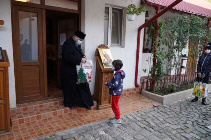 Daruri din partea parohiei „Sf. Filofteia” pentru familiile cu mulţi copii şi bătrânii nevoiaşi – fotografia 6