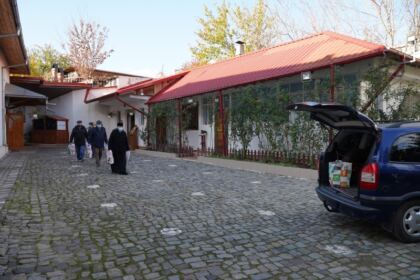 Daruri din partea parohiei „Sf. Filofteia” pentru familiile cu mulţi copii şi bătrânii nevoiaşi – fotografia 7