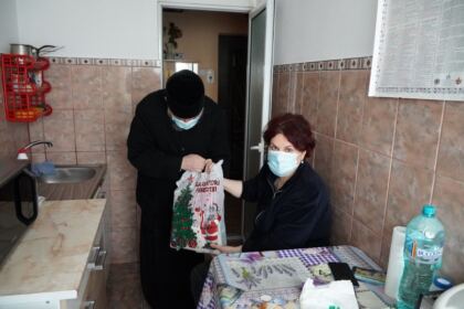 Daruri din partea parohiei „Sf. Filofteia” pentru familiile cu mulţi copii şi bătrânii nevoiaşi – fotografia 10