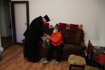 Daruri din partea parohiei „Sf. Filofteia” pentru familiile cu mulţi copii şi bătrânii nevoiaşi – fotografia 12