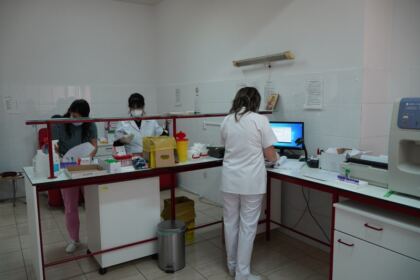 În Arhiepiscopia Dunării de Jos continuă campania de donare de sânge şi plasmă convalescentă Covid-19 – fotografia 10
