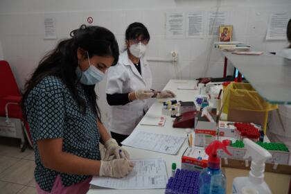 În Arhiepiscopia Dunării de Jos continuă campania de donare de sânge şi plasmă convalescentă Covid-19 – fotografia 11