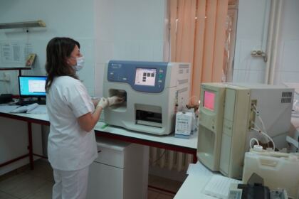 În Arhiepiscopia Dunării de Jos continuă campania de donare de sânge şi plasmă convalescentă Covid-19 – fotografia 12