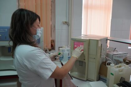 În Arhiepiscopia Dunării de Jos continuă campania de donare de sânge şi plasmă convalescentă Covid-19 – fotografia 13