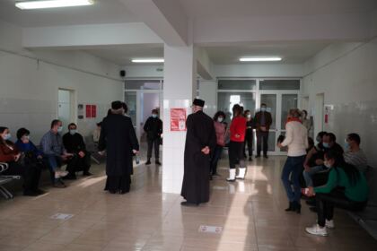 În Arhiepiscopia Dunării de Jos continuă campania de donare de sânge şi plasmă convalescentă Covid-19 – fotografia 15
