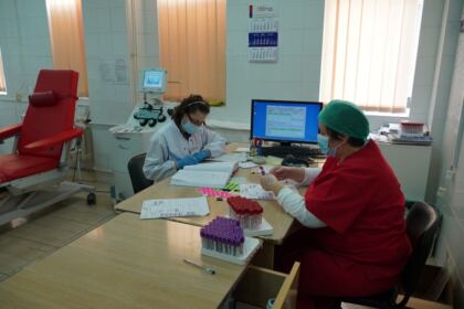 În Arhiepiscopia Dunării de Jos continuă campania de donare de sânge şi plasmă convalescentă Covid-19 – fotografia 16
