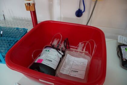 În Arhiepiscopia Dunării de Jos continuă campania de donare de sânge şi plasmă convalescentă Covid-19 – fotografia 17