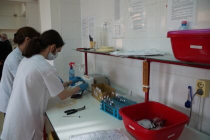 În Arhiepiscopia Dunării de Jos continuă campania de donare de sânge şi plasmă convalescentă Covid-19 – fotografia 18
