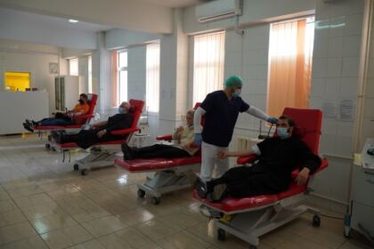 În Arhiepiscopia Dunării de Jos continuă campania de donare de sânge şi plasmă convalescentă Covid-19 – fotografia 20